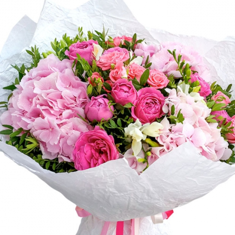 Букет из гортензий и роз "Сластена"